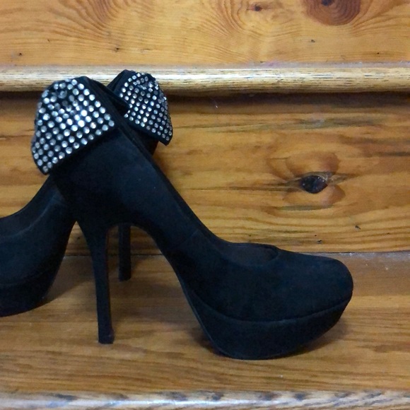 Black Heels With Bow - Picture 5 of 7